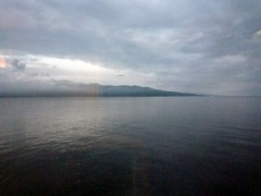 津軽海峡上での夜明け。向こうに見えるのは津軽半島です。